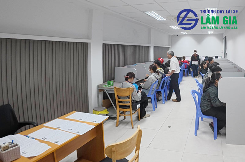 Học thi lý thuyết bằng lái xe máy