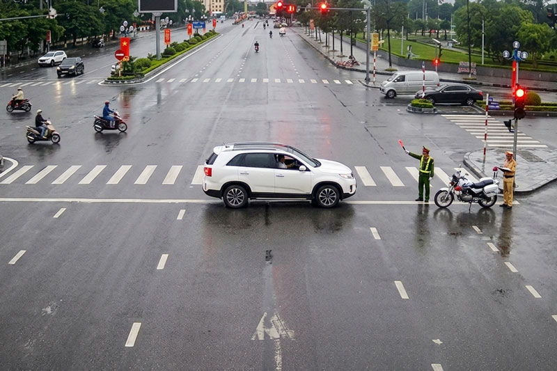 Mức phạt xe hơi vượt đèn đỏ